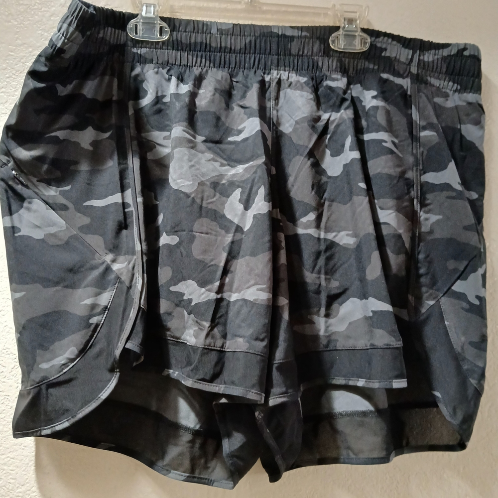 Athleta nwot  Black camo  Printed Racer Shorts